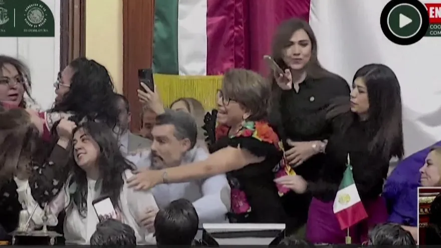 Momento en que las diputadas protagonizaron la pelea en el parlamento de México