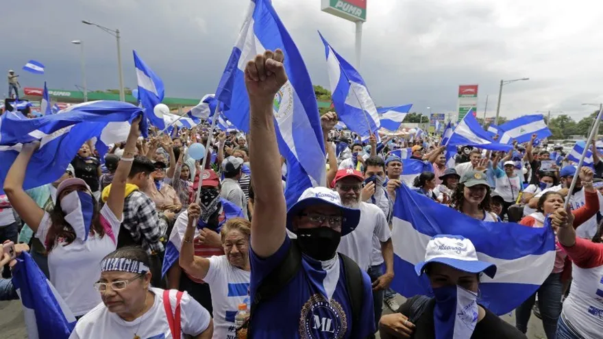 Los manifestantes gritan consignas durante una marcha contra el gobierno del presidente nicaragüense Daniel Ortega en Managua.