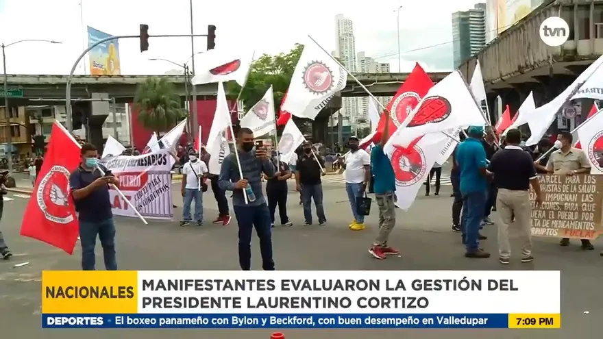 Grupos sociales protestan fuera de la Asamblea