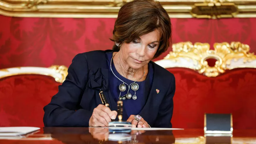 La nueva canciller austriaca Brigitte Bierlein durante la ceremonia de juramento del cargo en Viena (Austria), este lunes