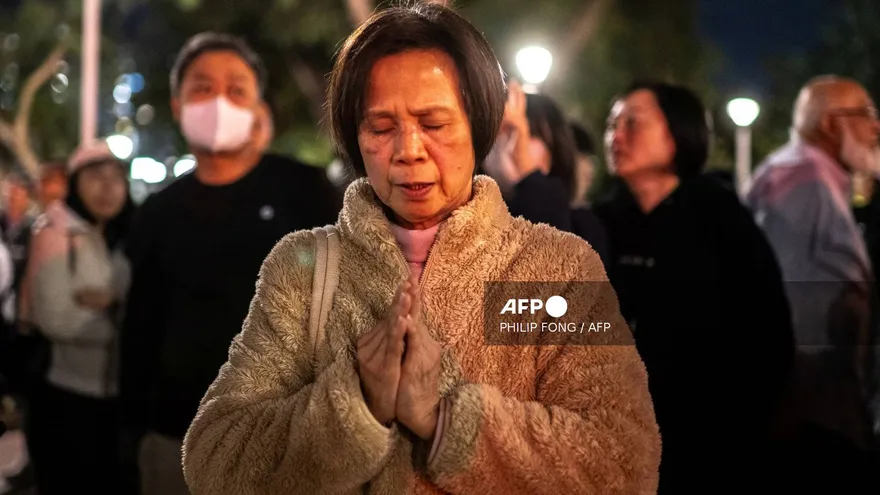 Una persona reza por las personas que murieron en el peor incendio de Japón desde 1980