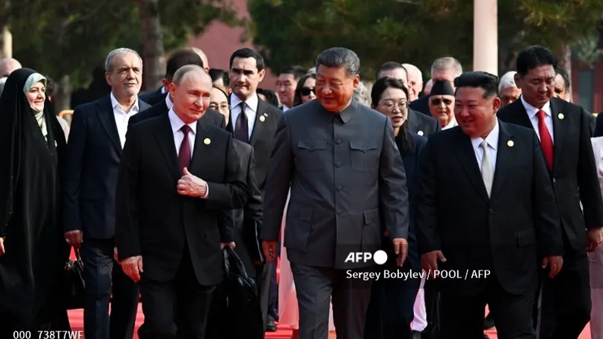 Los presidentes Putin, Xi y Kim en el desfile militar de China