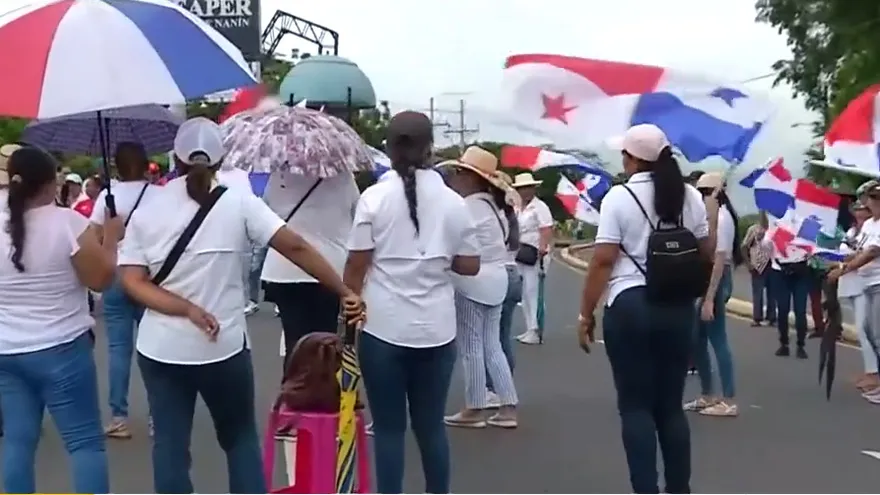 Mujeres en Herrera salen a protestar en contra de la Ley de contrato minero