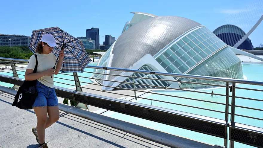 Thermal wristbands, early starts, and hydration: how Spain works through the heat