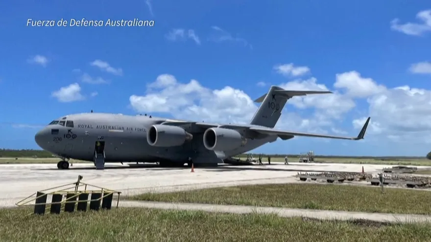 Los primeros aviones con ayuda humanitaria llegan a Tonga