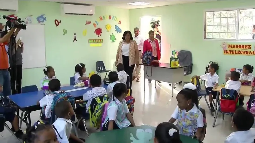 Ministra de Educación recorre planteles en San Miguelito