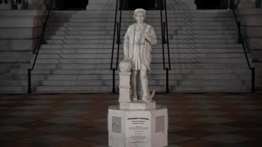 Trump instala una estatua de Colón en la Casa Blanca