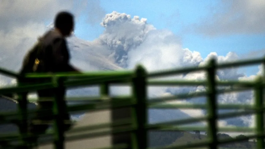 Volcán ecuatoriano Cotopaxi sigue arrojando ceniza tras una semana en erupción