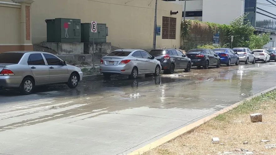 Aguas servidas y basura afectan a residentes de Punta Pacífica.