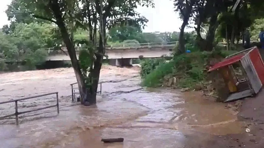 Cauce del río Cabobre a su máximo nivel