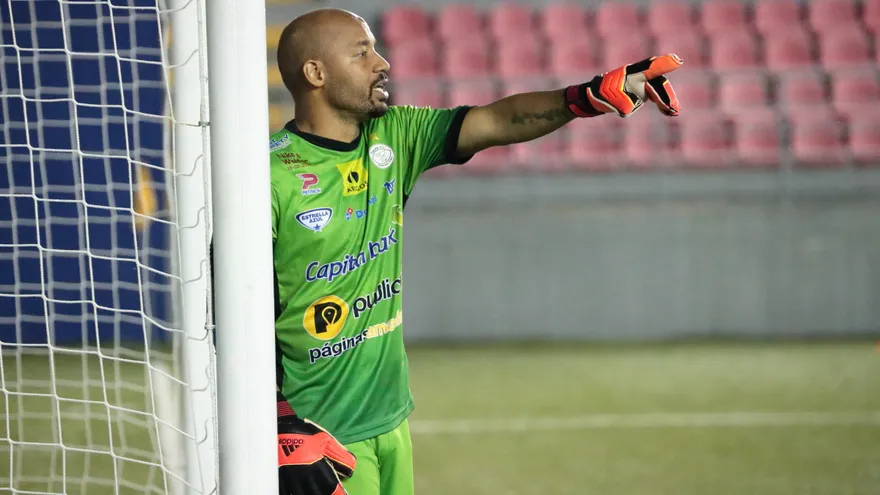 Óscar McFarlane, ganador del premio al portero menos vencido