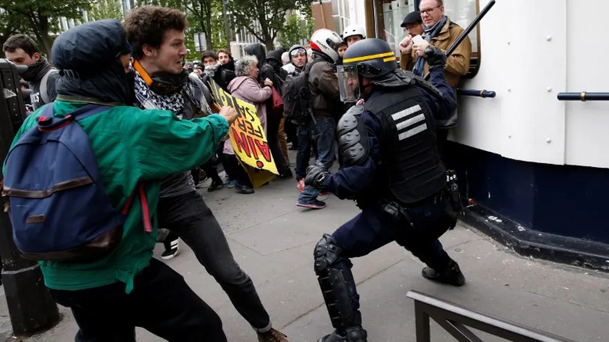 Enfrentamientos entre la policía y manifestantes que se oponen a la reforma laboral.