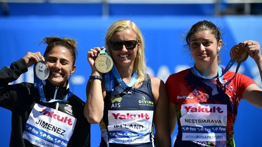 Adriana Jiménez (i) , junto a la australiana Rhiannan Iffland (c) y la bielorrusa Yana Nestsiarava (d)