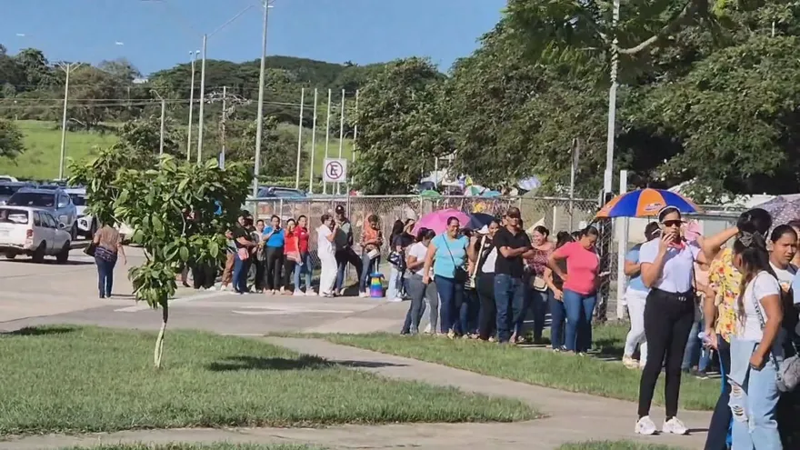 Largas filas en entrega de tarjetas para el cobro del Pase-U en Herrera