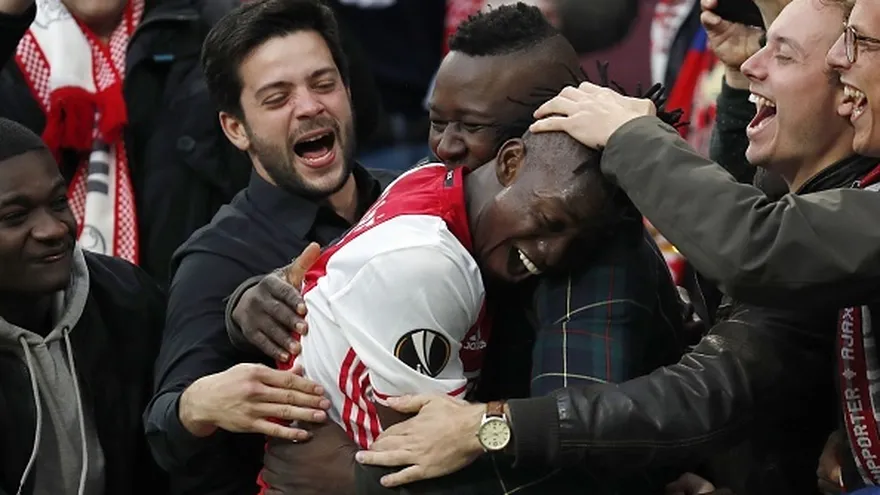 Bertrand Traoré (c) recibe el abrazo de su hermano y de otros fanáticos