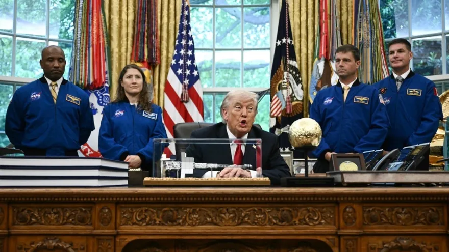Donald Trump, presidente de Estados Unidos junto a los astronautas de la misión Artemis II