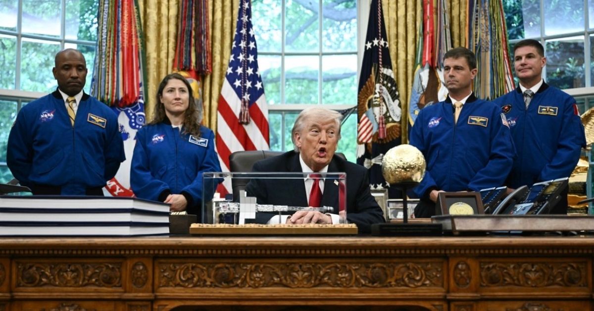 Trump dice creer que EEUU pisará la Luna de nuevo antes de acabar su mandato