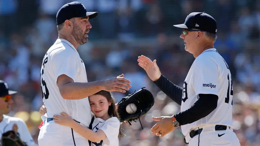 Justin Verlander (i), junto a su hija Genevieve, recibe el saludo del manager de los Tigres A.J. Hinch (d)