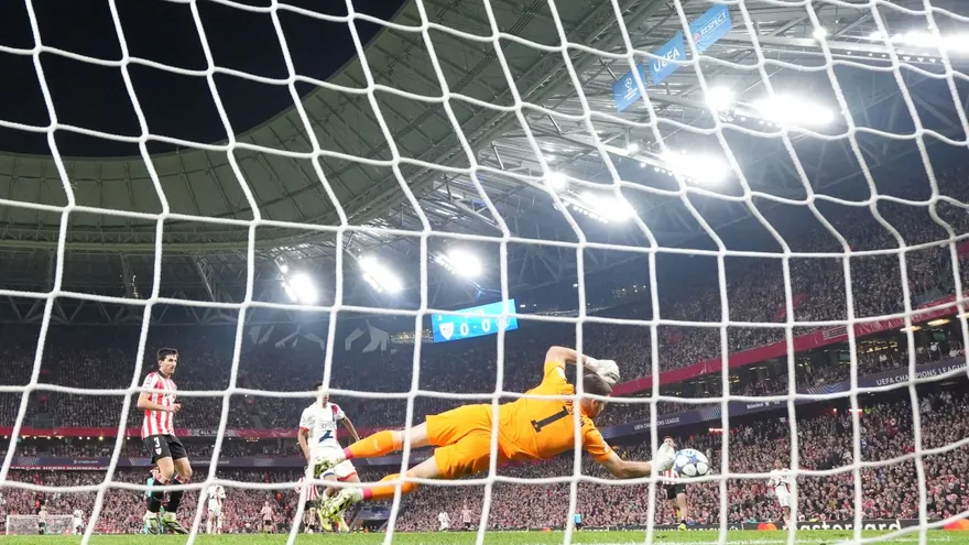 Unai Simón atajando en partido ante PSG