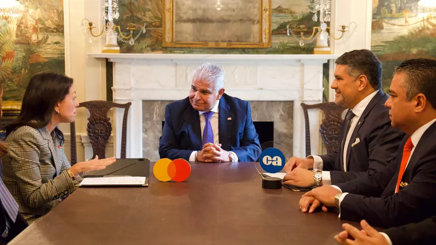 Caja de Ahorros y Mastercard firman acuerdo para digitalizar el pago de becas escolares.