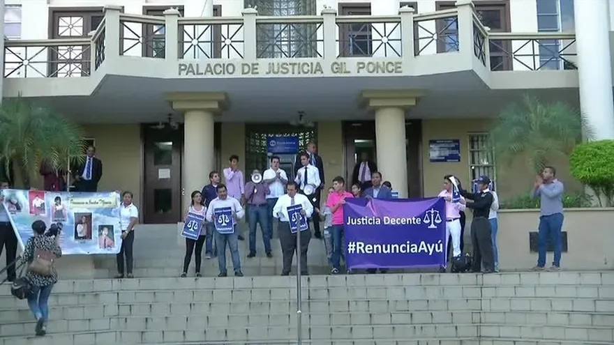 Estudiantes protestaron frente a la CSJ; pedían renuncia de Ayú Prado