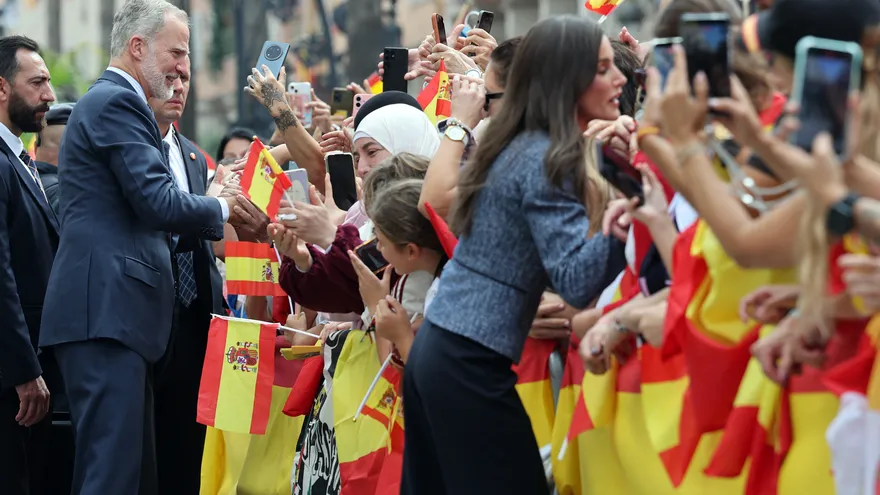 El rey Felipe VI de España (izq.) y la reina Letizia saludan a los visitantes a su llegada al enclave español de Ceuta