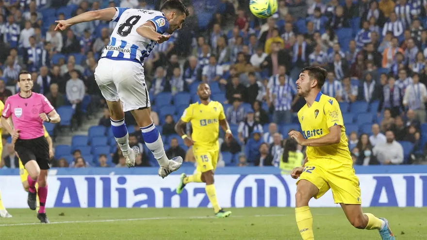 Mikel Merino (i), remata ante el defensa del Cádiz, Víctor Chust