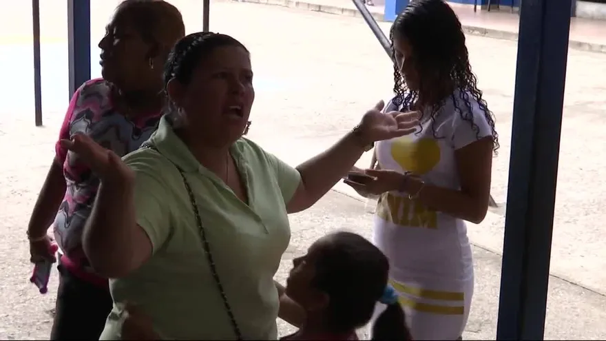 Padres de familia de la escuela Rep. de Venezuela, en pie de guerra