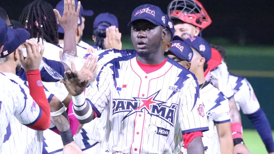 Jugadores de la Selección de Béisbol U23 de Panamá se felicitan