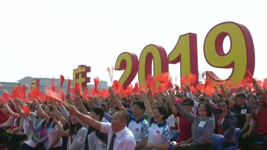 La China comunista celebra su 70 aniversario empañado por violencia en Hong Kong