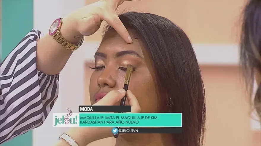 Aprende a maquillarte como Kim Kardashians. Te verás fenomenal, para este fin de año.
