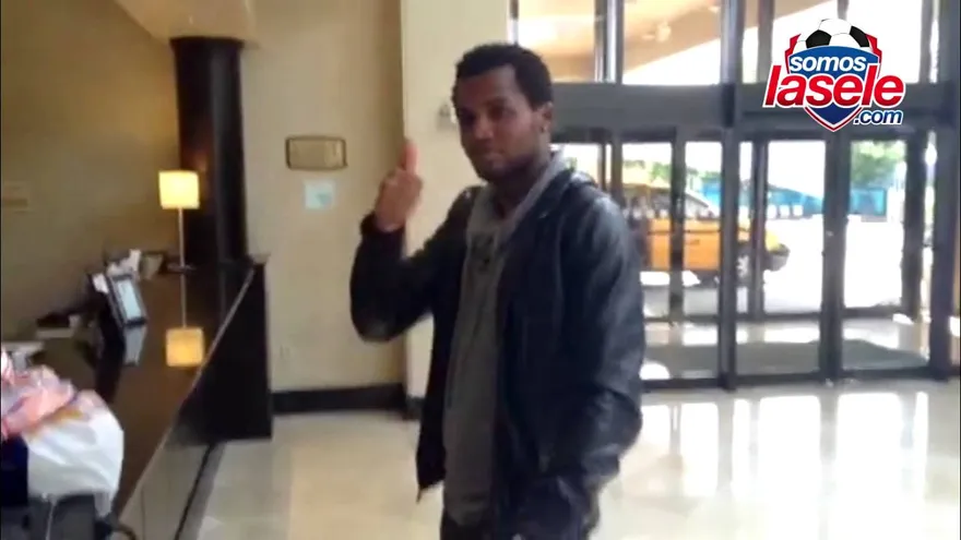 En exclusiva la llegada de "Manotas" Mejía al hotel de concentración en Florida