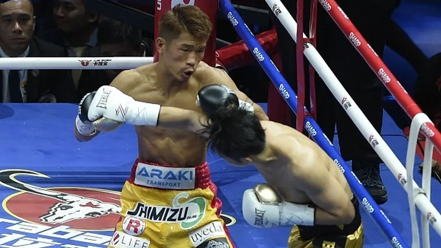 Acción de la pelea por el título mosca de la OMB entre Sho Kimura (de frente) y Zou Shiming