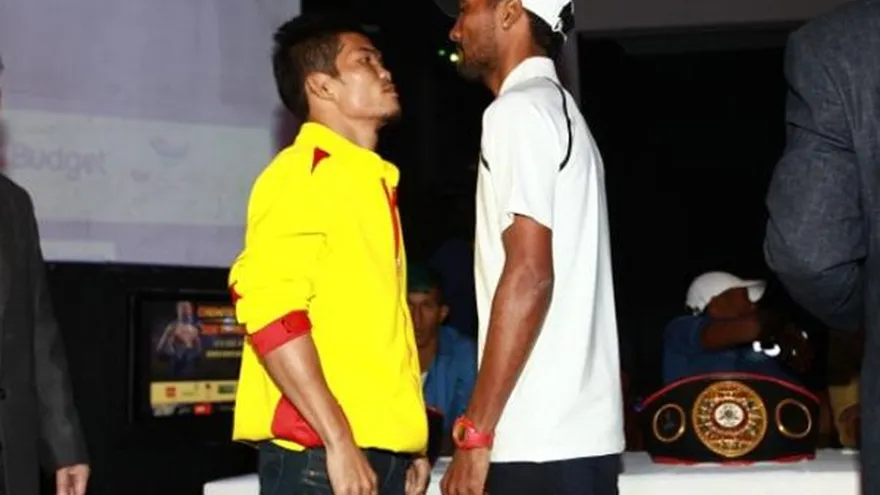 Anselmo 'Chemito' Moreno (d)  y Suriyan Sor Rungvisai (i), frente a frente