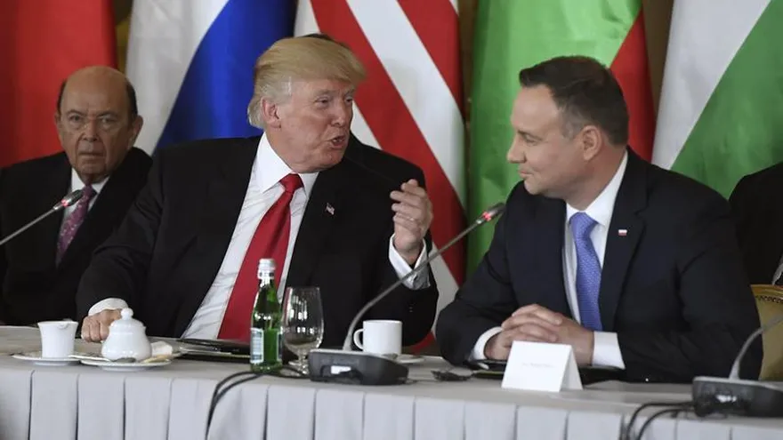 El presidente polaco, Andrzej Duda (d), y el presidente de Estados Unidos, Donald J. Trump (c), durante la cumbre de los Tres Mares en el castillo real de Varsovia, Polonia, hoy, 6 de julio de 2017.