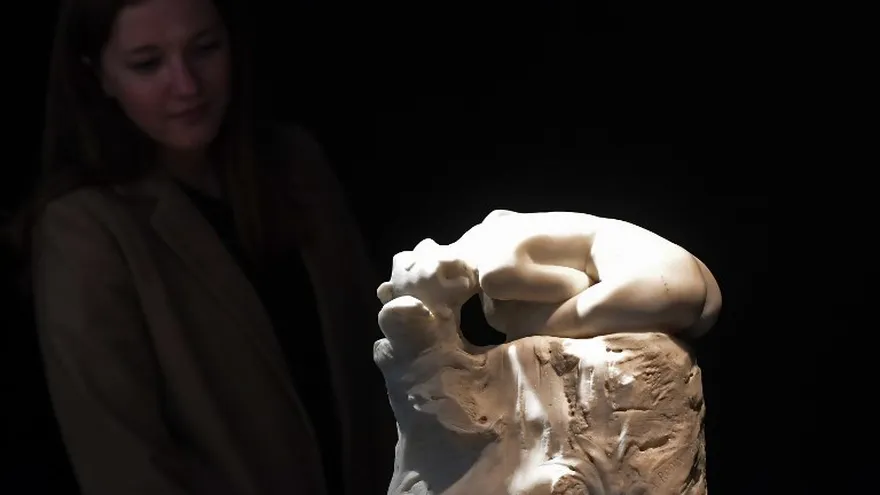 Una escultura en mármol blanco del francés Auguste Rodin, que representa a Andrómeda dormida desnuda sobre una roca.