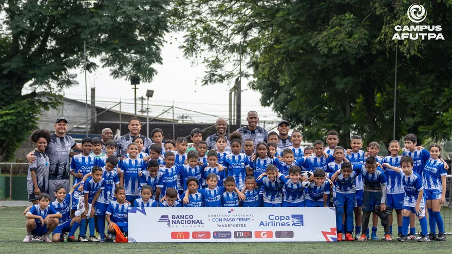 Algunos de los niños participantes del Campus Afutpa 2025 junto a algunos de los facilitadores