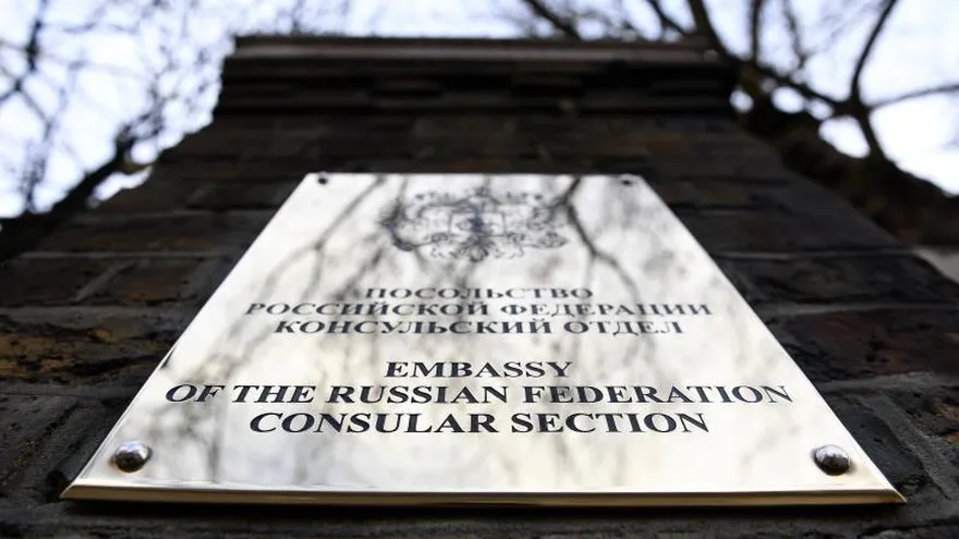 Vista de la entrada de la Embajada rusa en Londres, Reino Unido, hoy, 14 de marzo de 2018. El Reino Unido expulsará a 23 diplomáticos rusos, el mayor número en los últimos 30 años, después de que Moscú no haya aclarado por qué el exespía Sergei Skripal y su hija Julia fueron envenenados con un agente nervioso de fabricación rusa, anunció hoy la primera ministra, Theresa May.