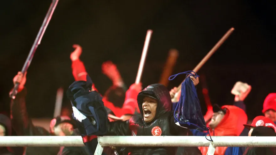 Fanáticos de Independiente con varillas en sus manos