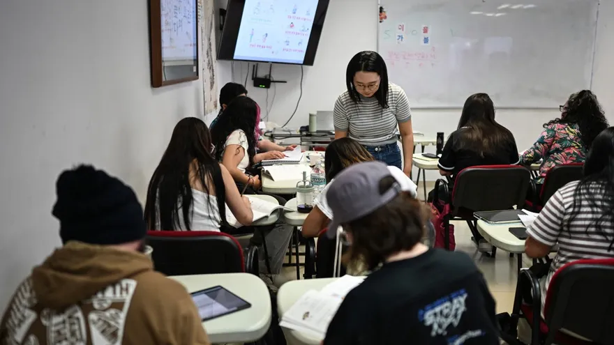 Estudiantes mexicanos asisten a una clase de coreano en el Centro de la Cultura Coreana de la Ciudad de México