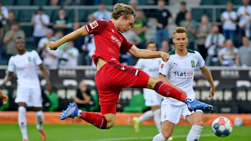 Acción del partido entre Arminia Bielefeld ante  Borussia Mönchengladbach.