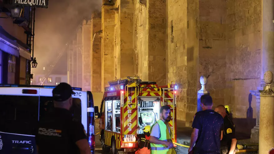 Los bomberos sofocan el incendio en la catedral mezquita de Córdoba