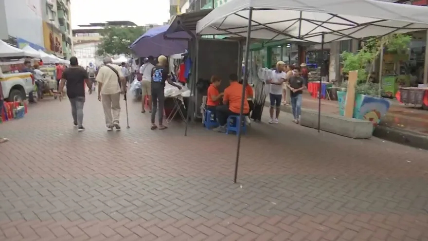 Tensión entre buhoneros y Alcaldía por retiro de toldas en la peatonal