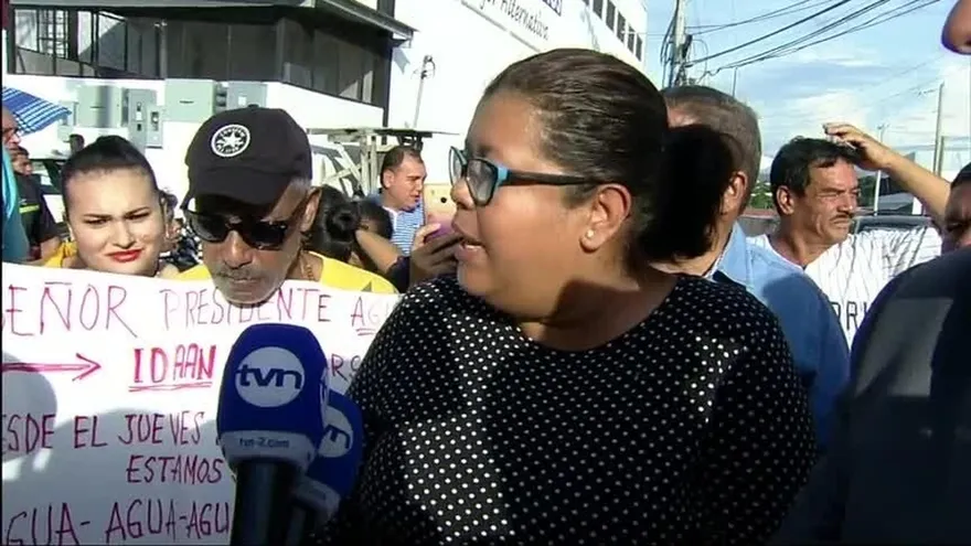 Autoridades del Idaan  dialogan con residentes de Villa Daniela