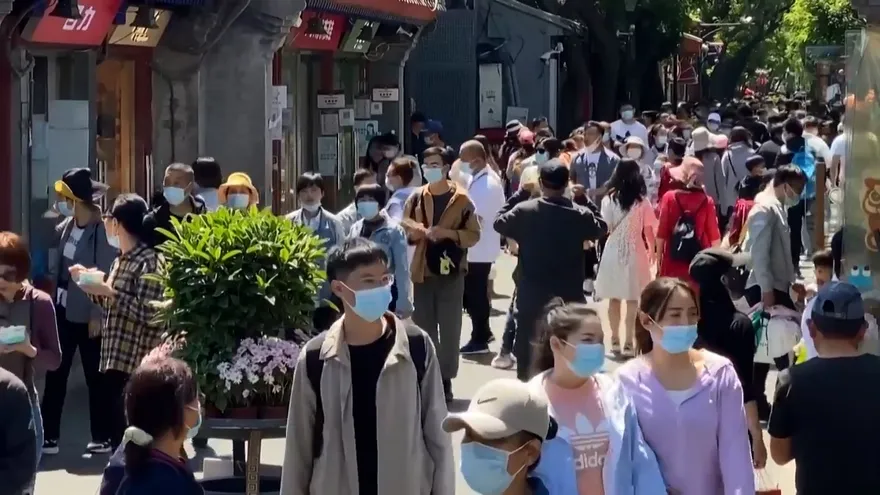 Los chinos salen en masa a las calles sin miedo a la pandemia
