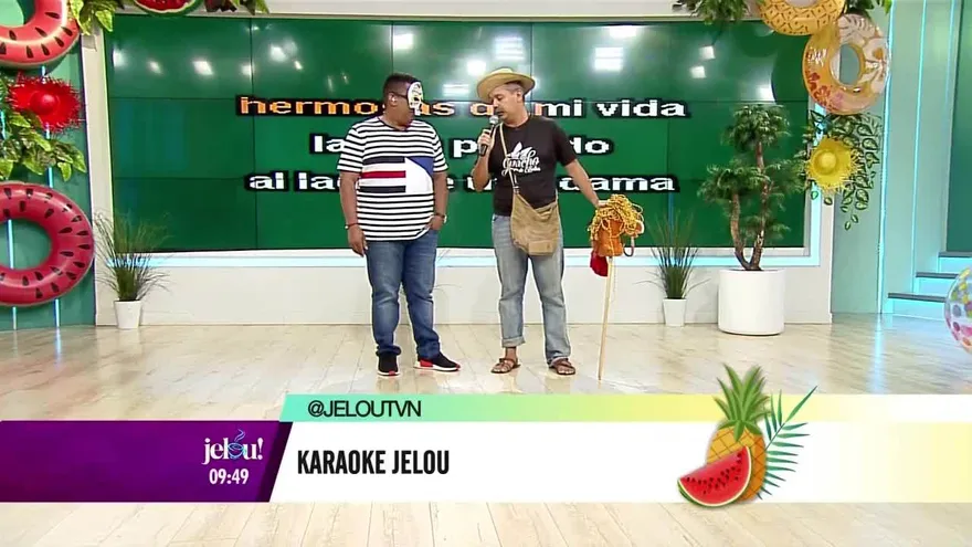 Rutilio le da su sazón al Karaoke Jelou