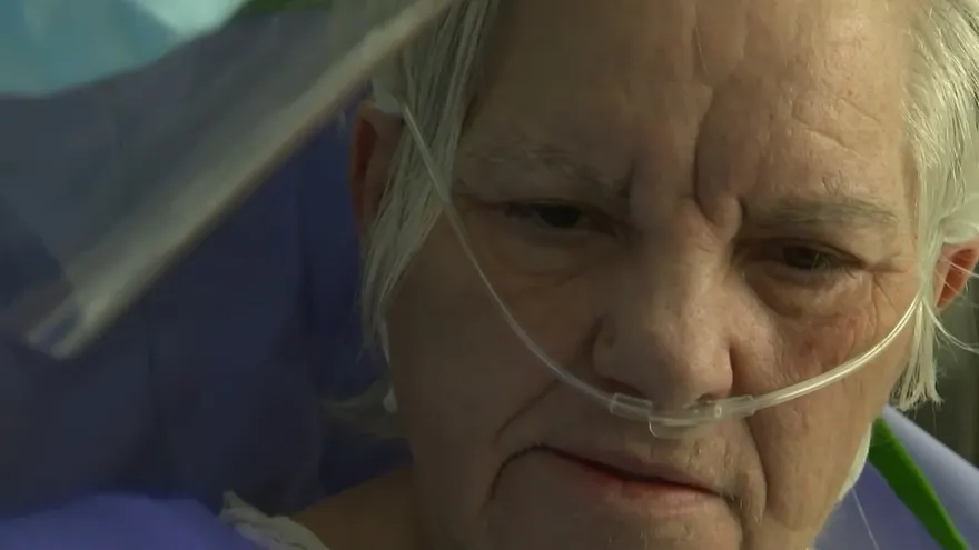 Después de esquivar la muerte, una paciente de covid-19 reaprende a vivir