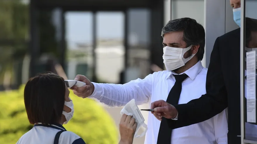 La OMS reporta número de casos récord de coronavirus en un solo día