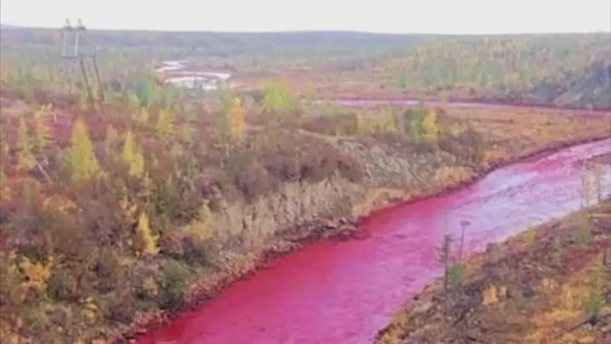 Río en Rusia se tiñe de rojo