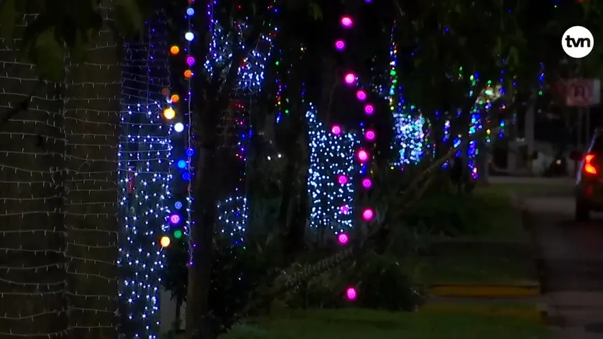 Siguen críticas al alumbrado navideño de la capital